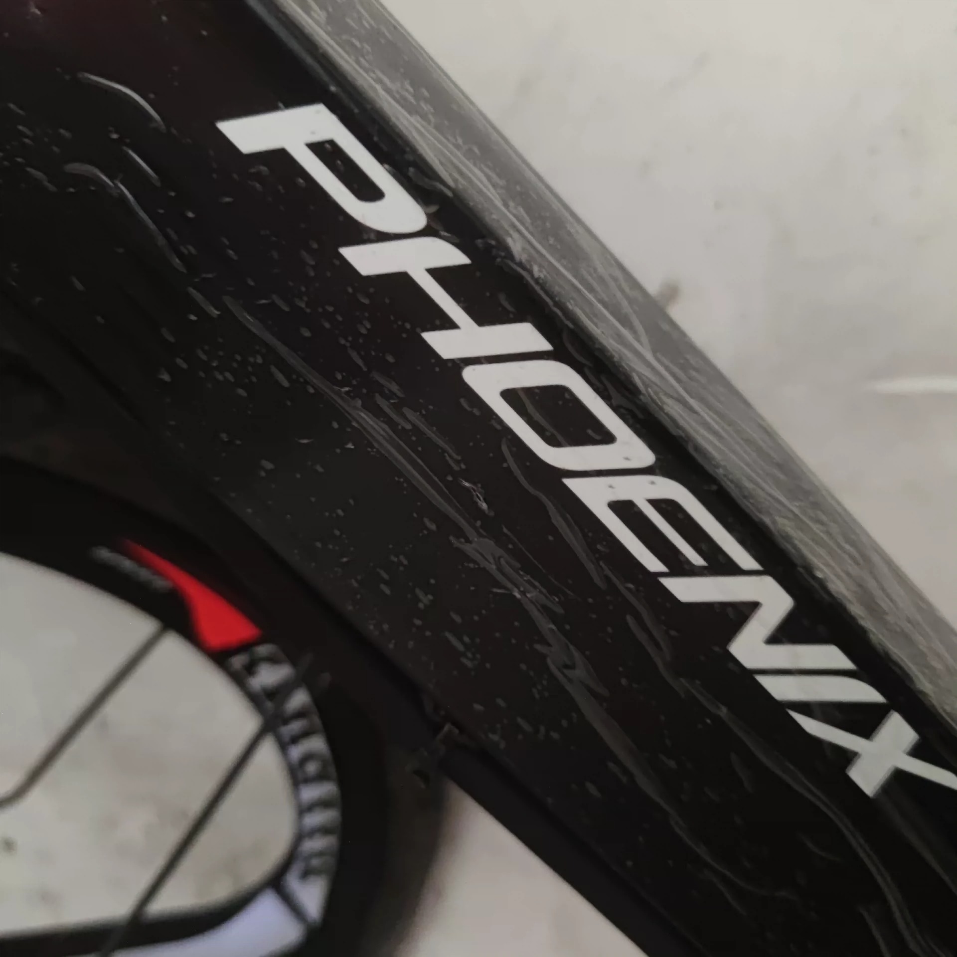 【凤凰牌电助力自行车】 [个人卖家，童叟无欺，支持面交] 日期：23年4月 品相：九成新，车库长大，无使用痕迹，膜还没撕（图4） 特点：七档变速（图3），真正的